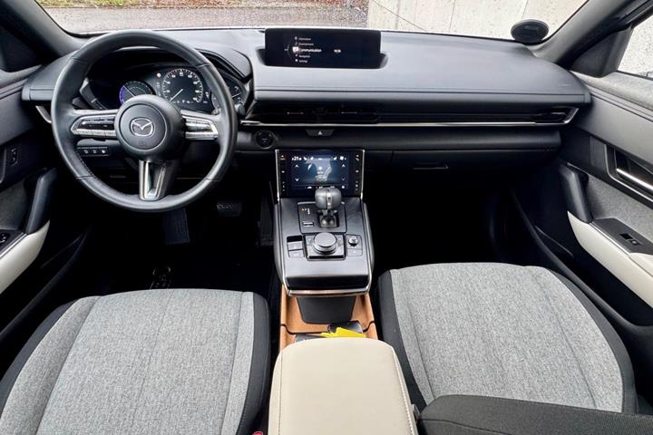 Hvid Mazda MX-30 fra 2023