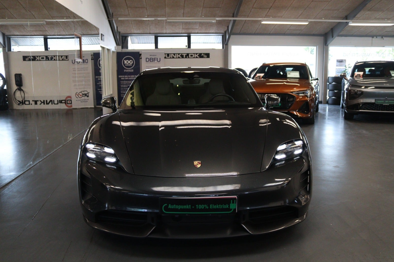 Grå Porsche Taycan Turbo S fra 2020