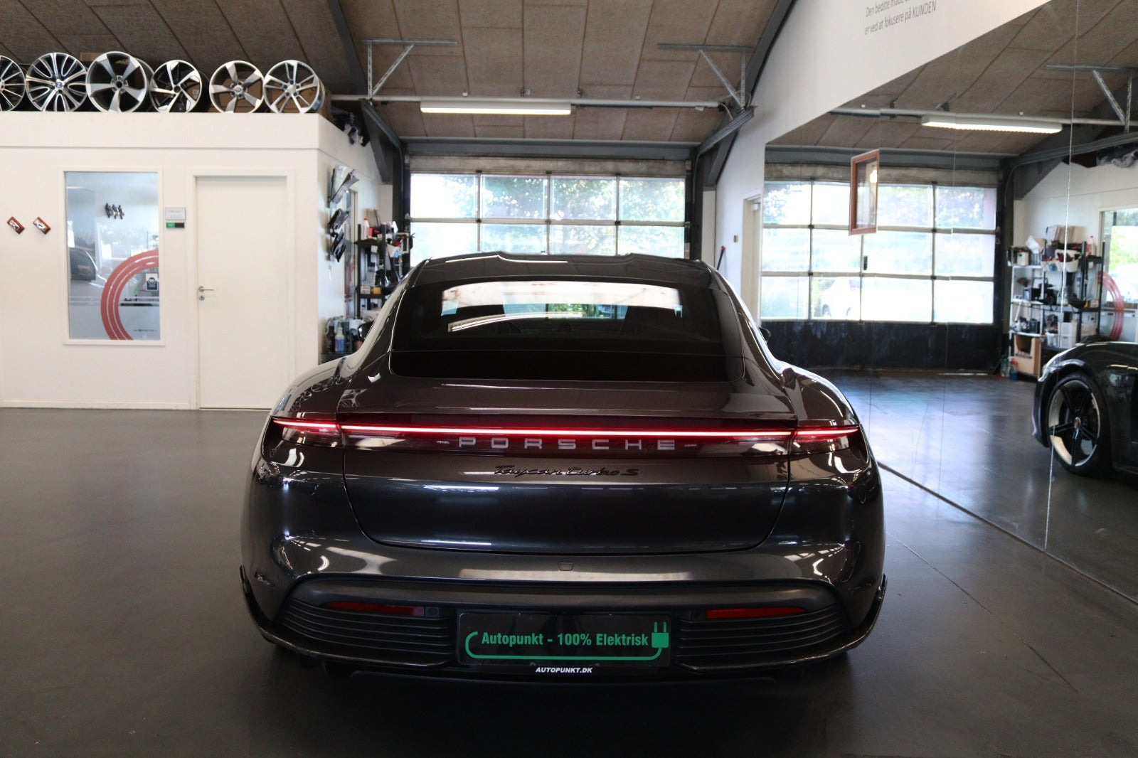 Grå Porsche Taycan Turbo S fra 2020