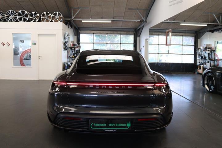 Grå Porsche Taycan Turbo S fra 2020