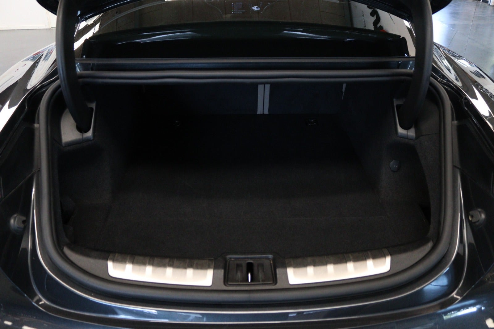 Grå Porsche Taycan Turbo S fra 2020
