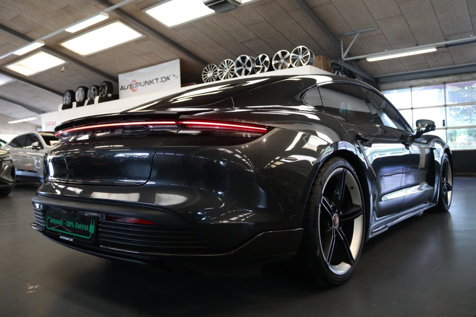 Grå Porsche Taycan Turbo S fra 2020