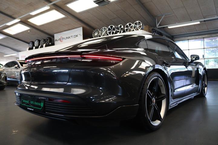 Grå Porsche Taycan Turbo S fra 2020
