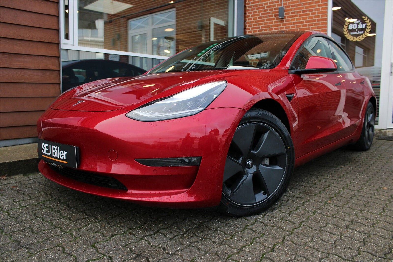 Rød Tesla Model 3 fra 2020