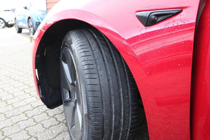 Rød Tesla Model 3 fra 2020
