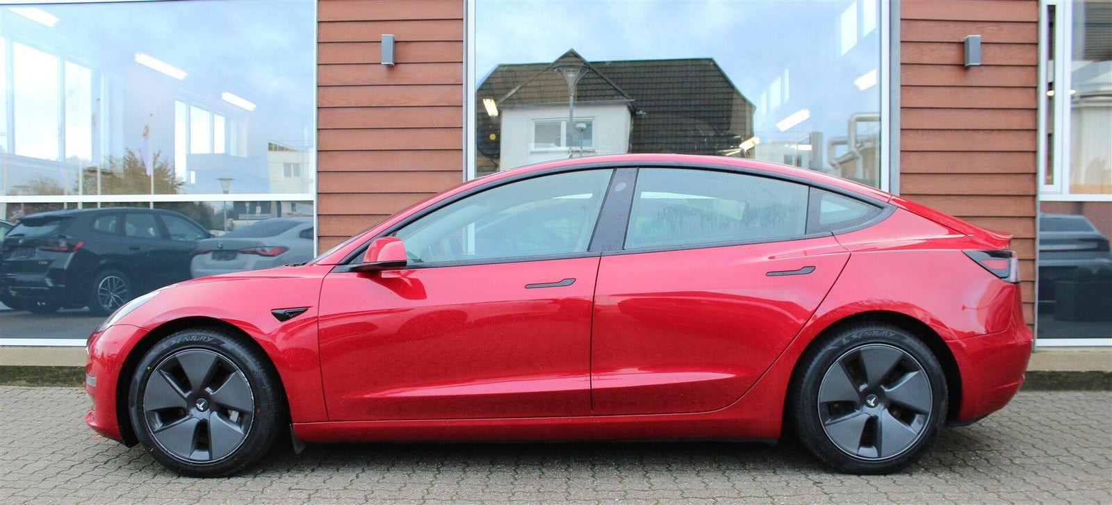 Rød Tesla Model 3 fra 2020