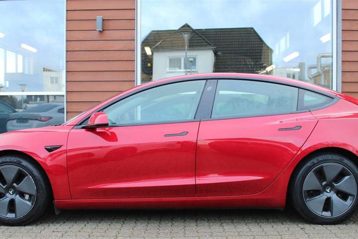 Rød Tesla Model 3 fra 2020