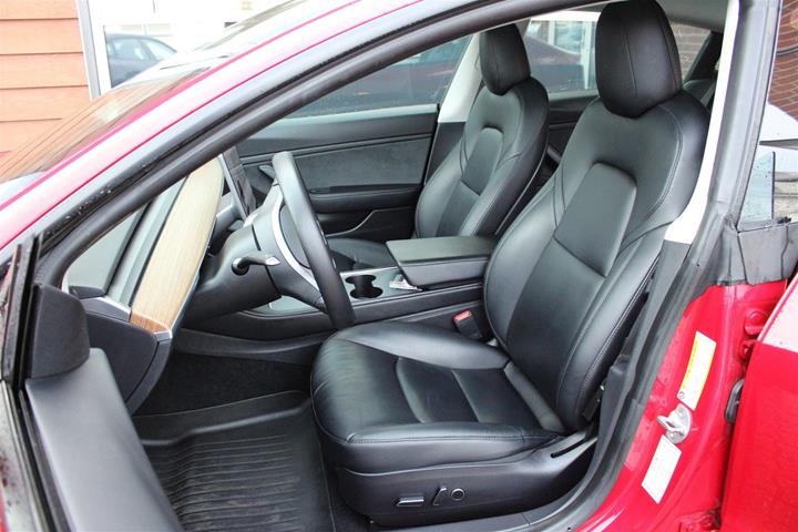 Rød Tesla Model 3 fra 2020