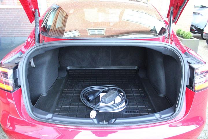 Rød Tesla Model 3 fra 2020