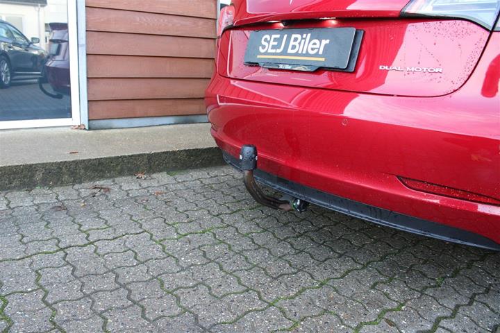 Rød Tesla Model 3 fra 2020