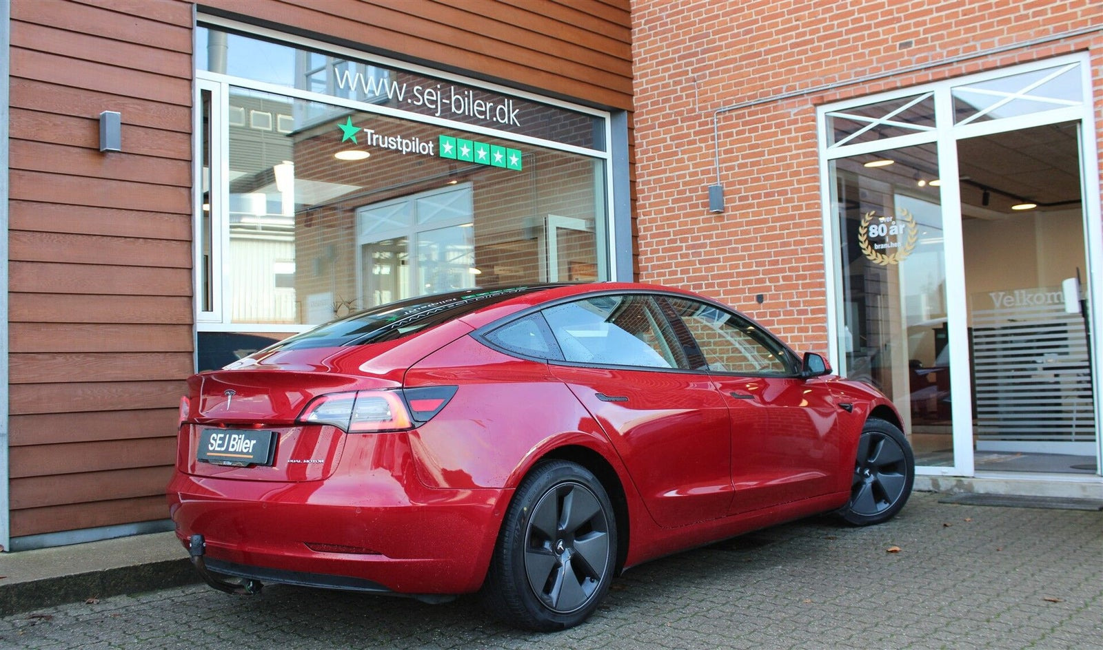 Rød Tesla Model 3 fra 2020