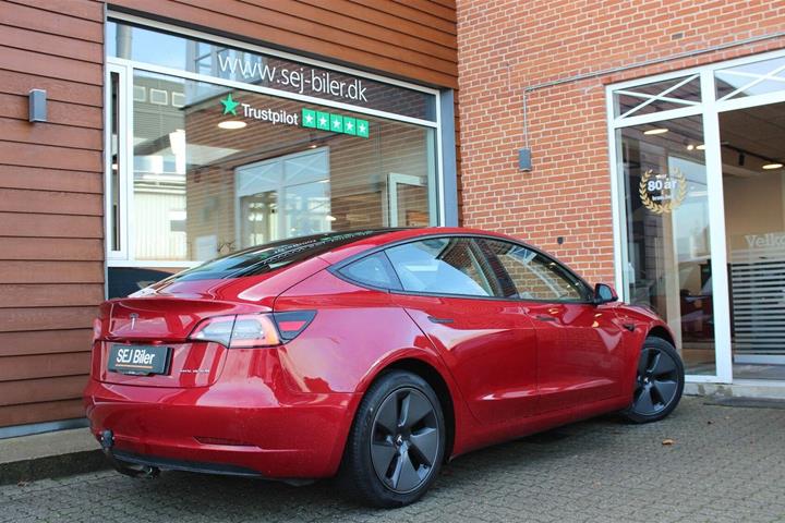 Rød Tesla Model 3 fra 2020