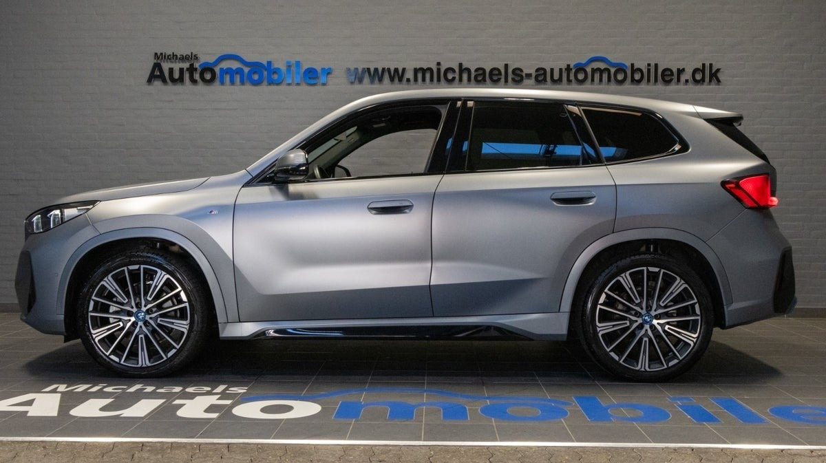 Blå BMW iX1 fra 2023
