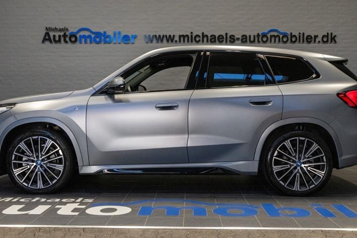 Blå BMW iX1 fra 2023