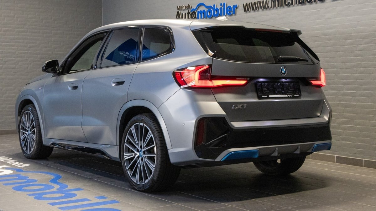 Blå BMW iX1 fra 2023