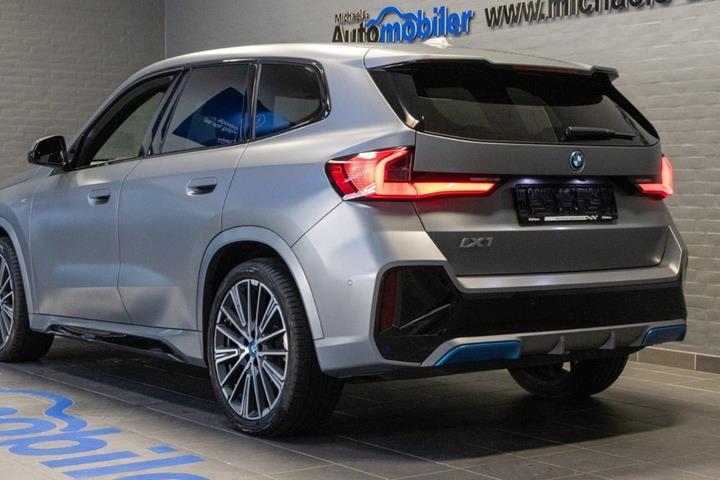 Blå BMW iX1 fra 2023