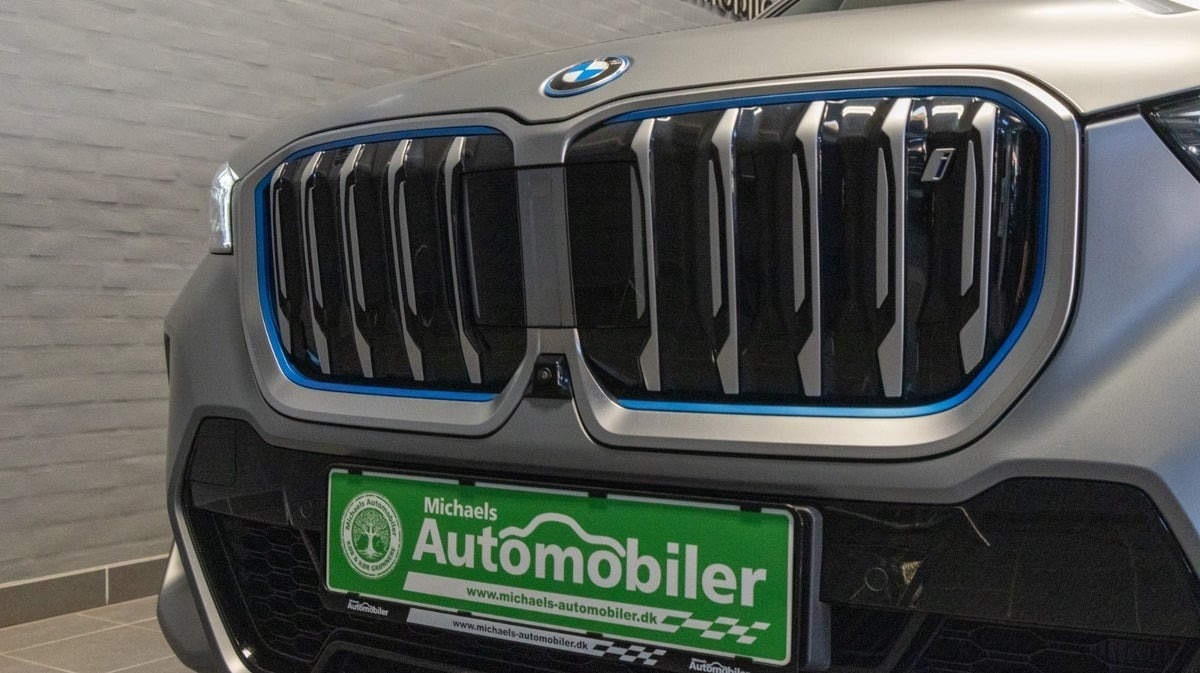 Blå BMW iX1 fra 2023