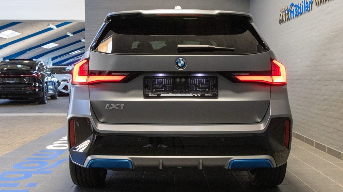 Blå BMW iX1 fra 2023