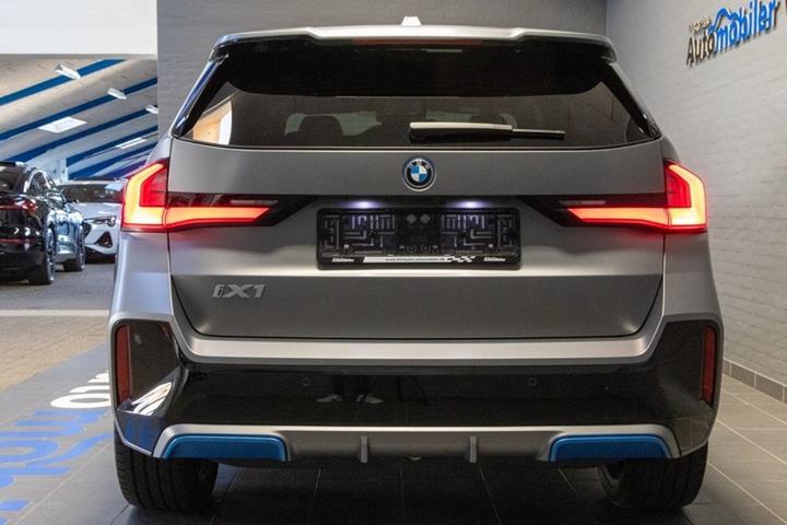 Blå BMW iX1 fra 2023