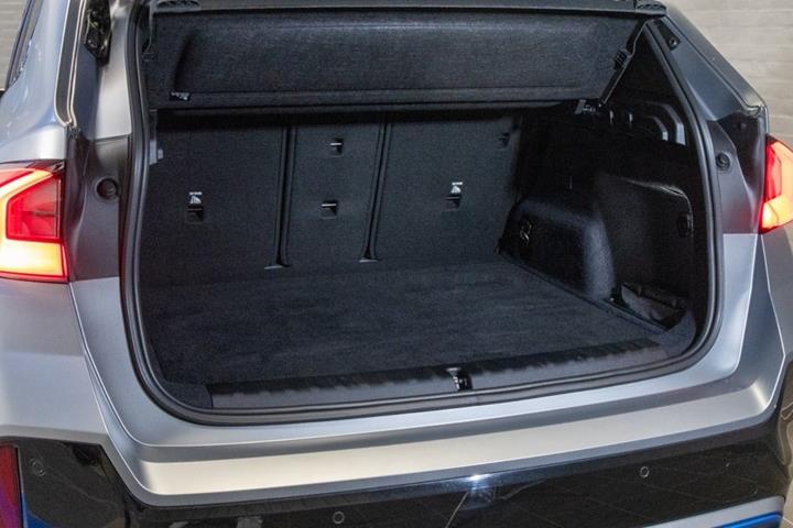 Blå BMW iX1 fra 2023