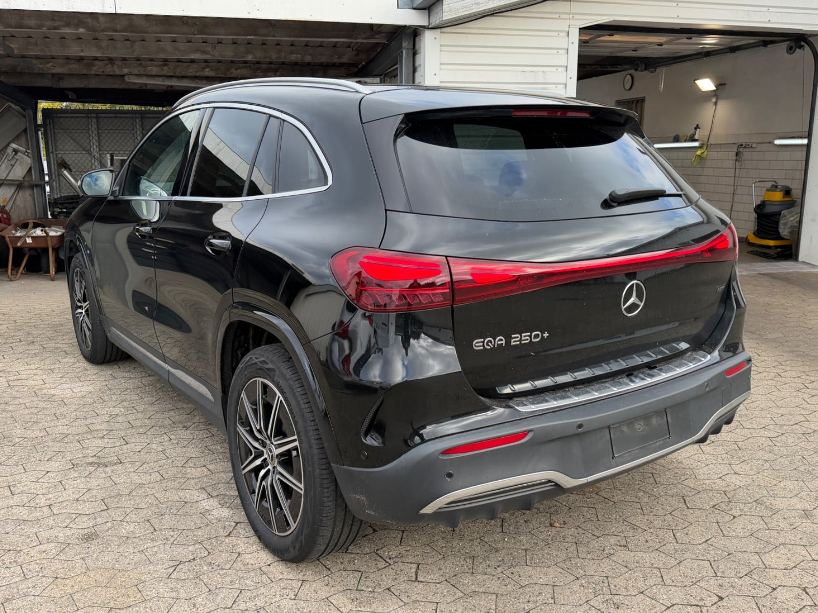 Sort Mercedes EQA250+ fra 2025