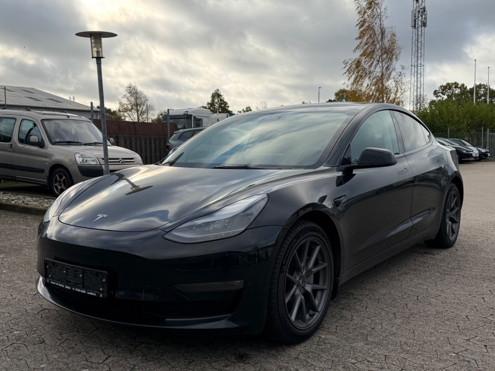 Sort Tesla Model 3 fra 2023