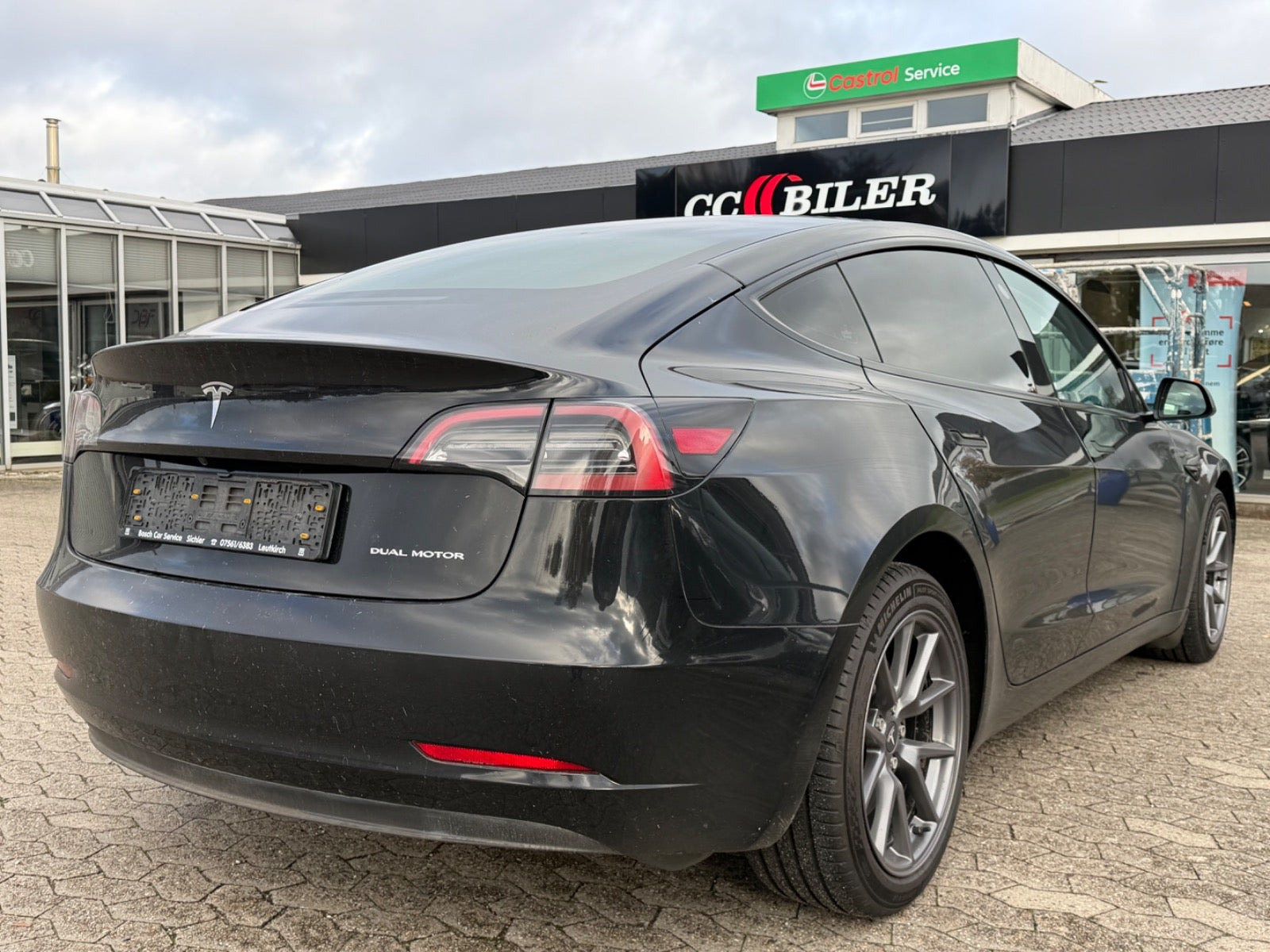 Sort Tesla Model 3 fra 2023