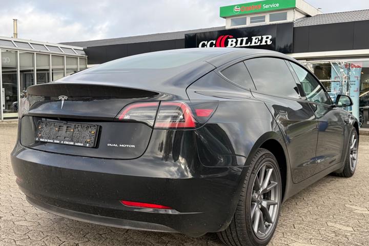 Sort Tesla Model 3 fra 2023