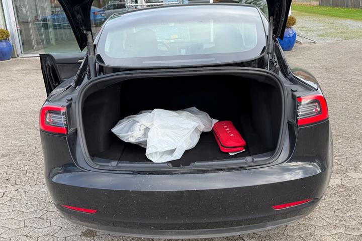 Sort Tesla Model 3 fra 2023