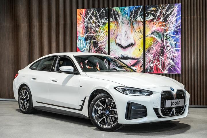 Hvid BMW i4 fra 2024