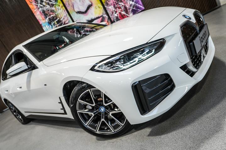 Hvid BMW i4 fra 2024