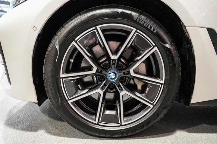 Hvid BMW i4 fra 2024