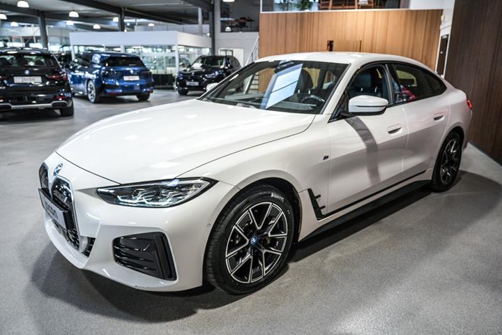 Hvid BMW i4 fra 2024