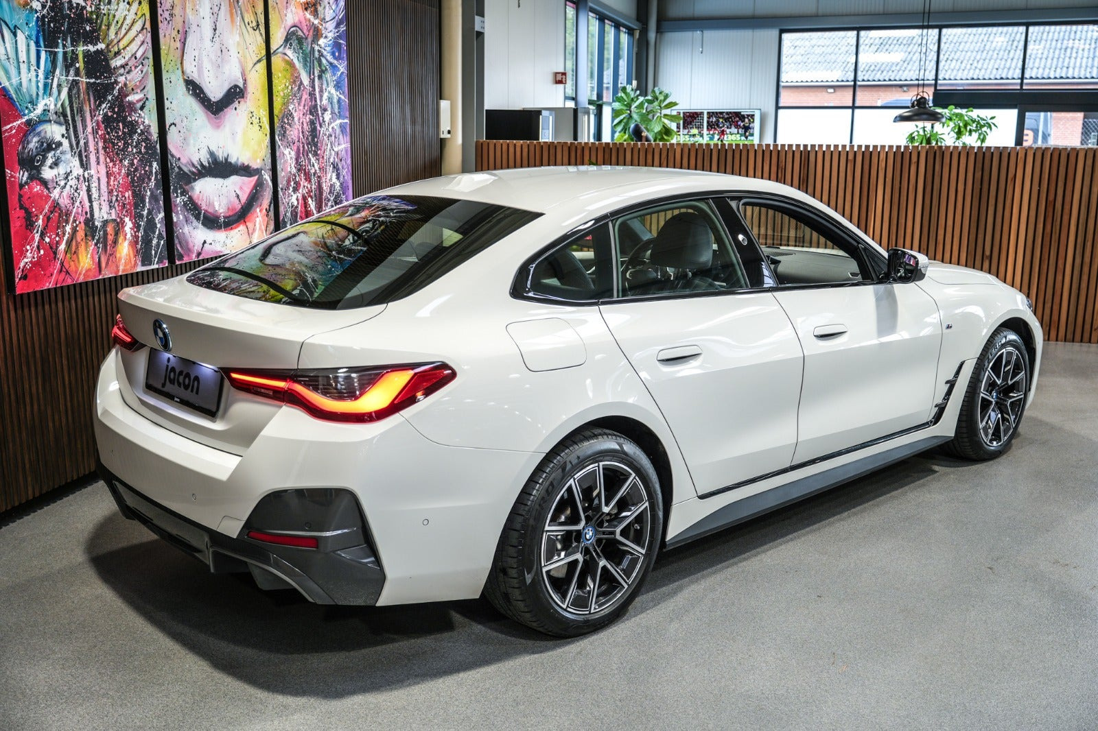 Hvid BMW i4 fra 2024