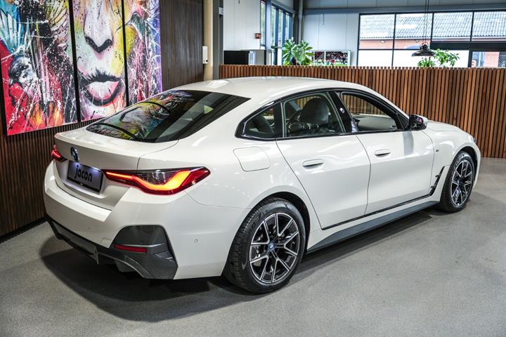 Hvid BMW i4 fra 2024