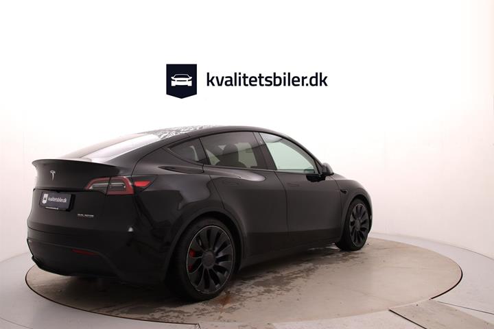 Sort Tesla Model Y fra 2025