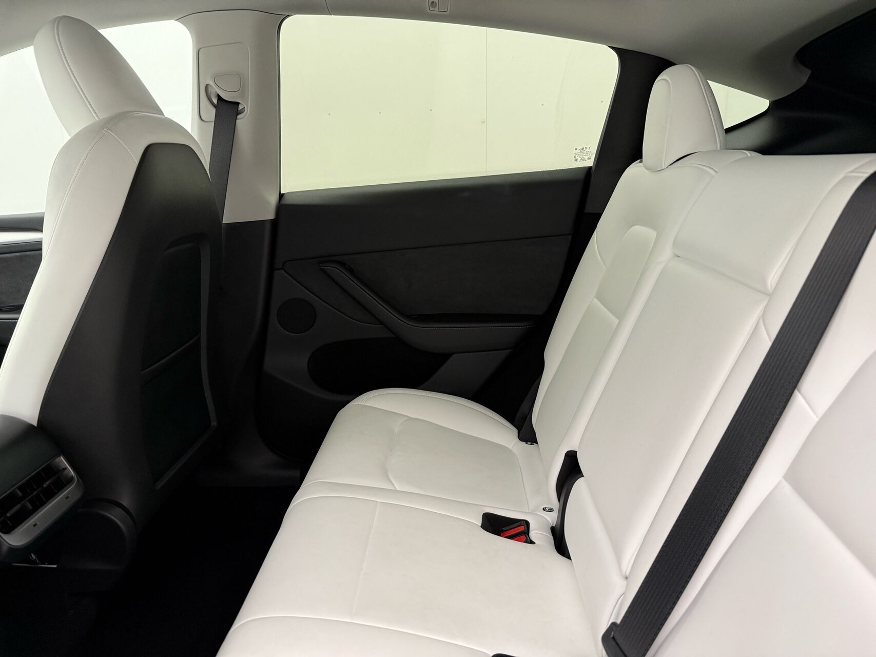 Sort Tesla Model Y fra 2025