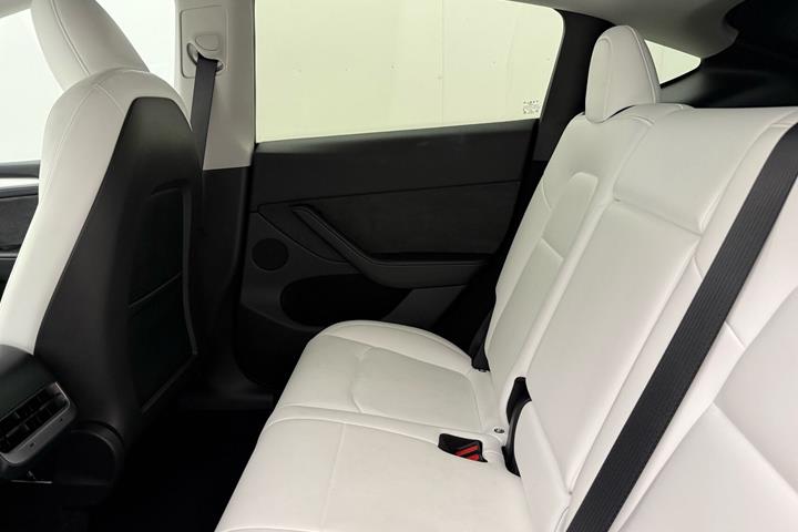 Sort Tesla Model Y fra 2025