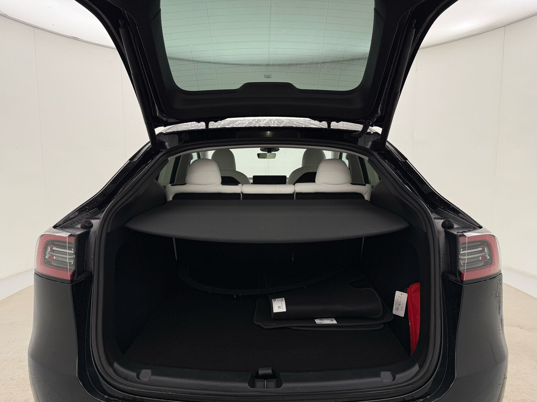 Sort Tesla Model Y fra 2025