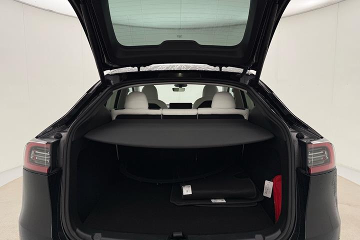 Sort Tesla Model Y fra 2025