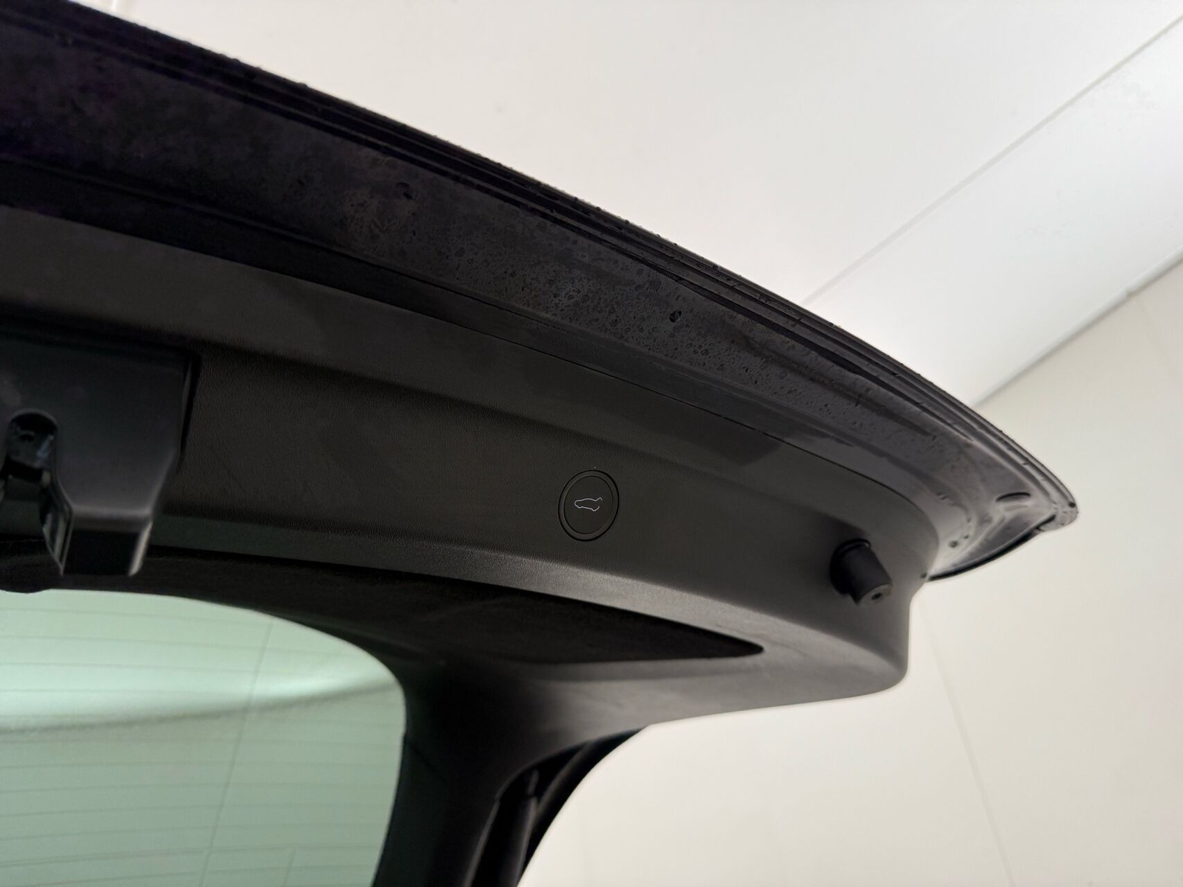Sort Tesla Model Y fra 2025