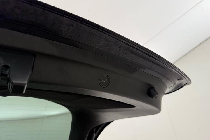 Sort Tesla Model Y fra 2025
