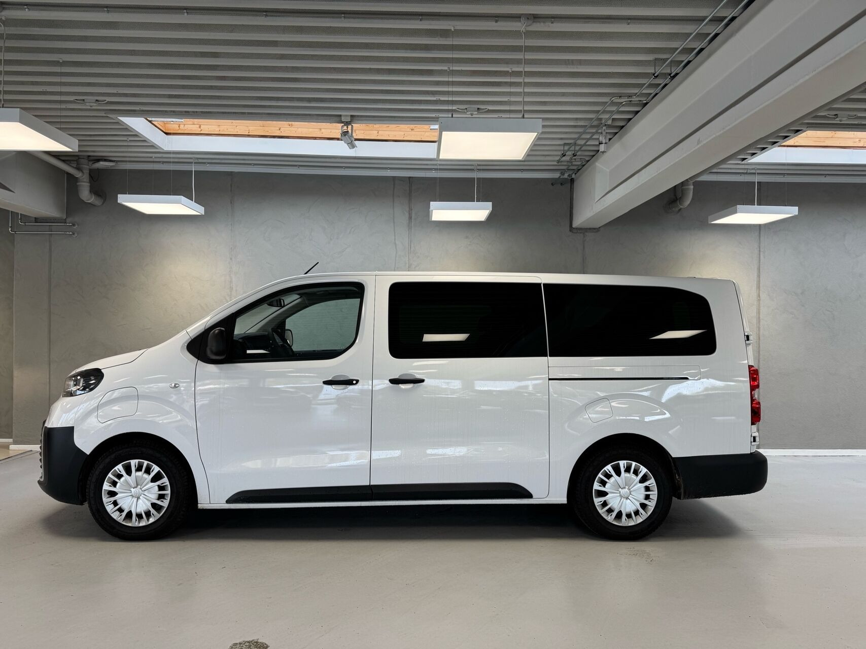 Hvid Toyota Proace Verso Electric fra 2024