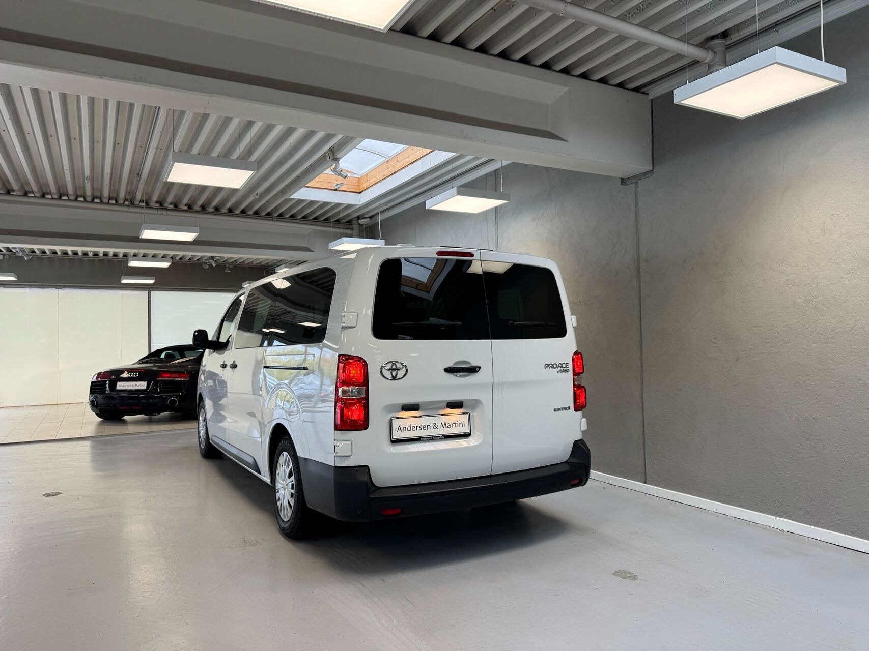 Hvid Toyota Proace Verso Electric fra 2024