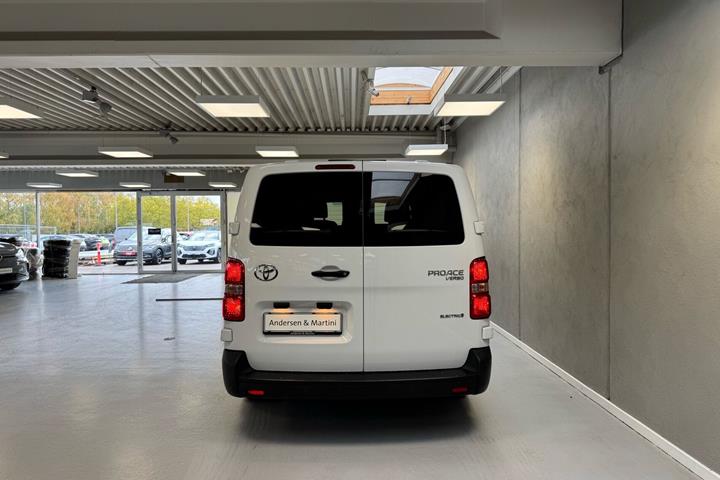 Hvid Toyota Proace Verso Electric fra 2024