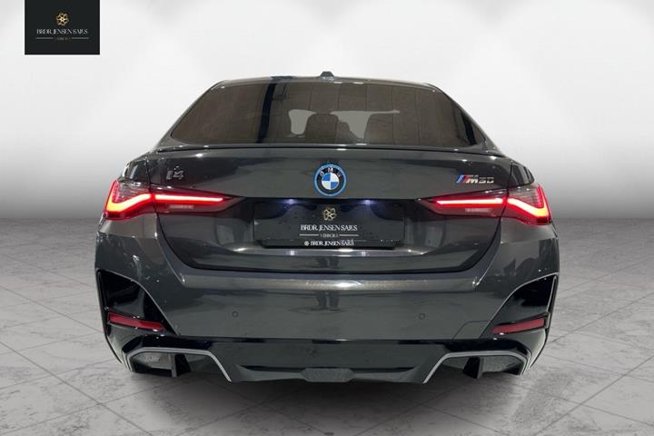 Grå BMW i4 fra 2023