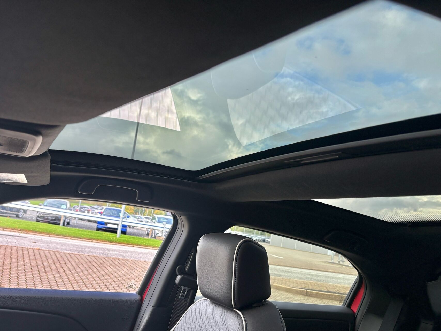 Rød Honda e:Ny1 fra 2024