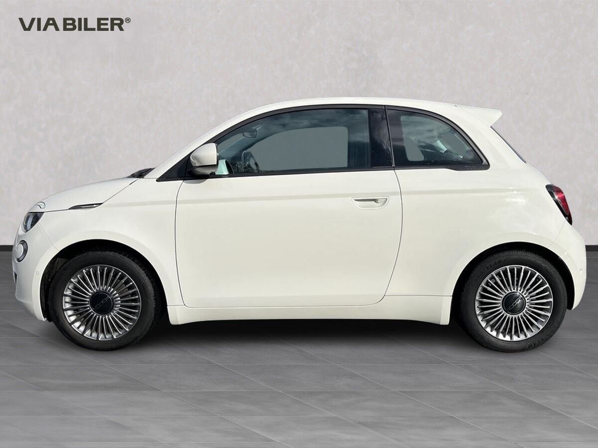 Hvid Fiat 500e fra 2024