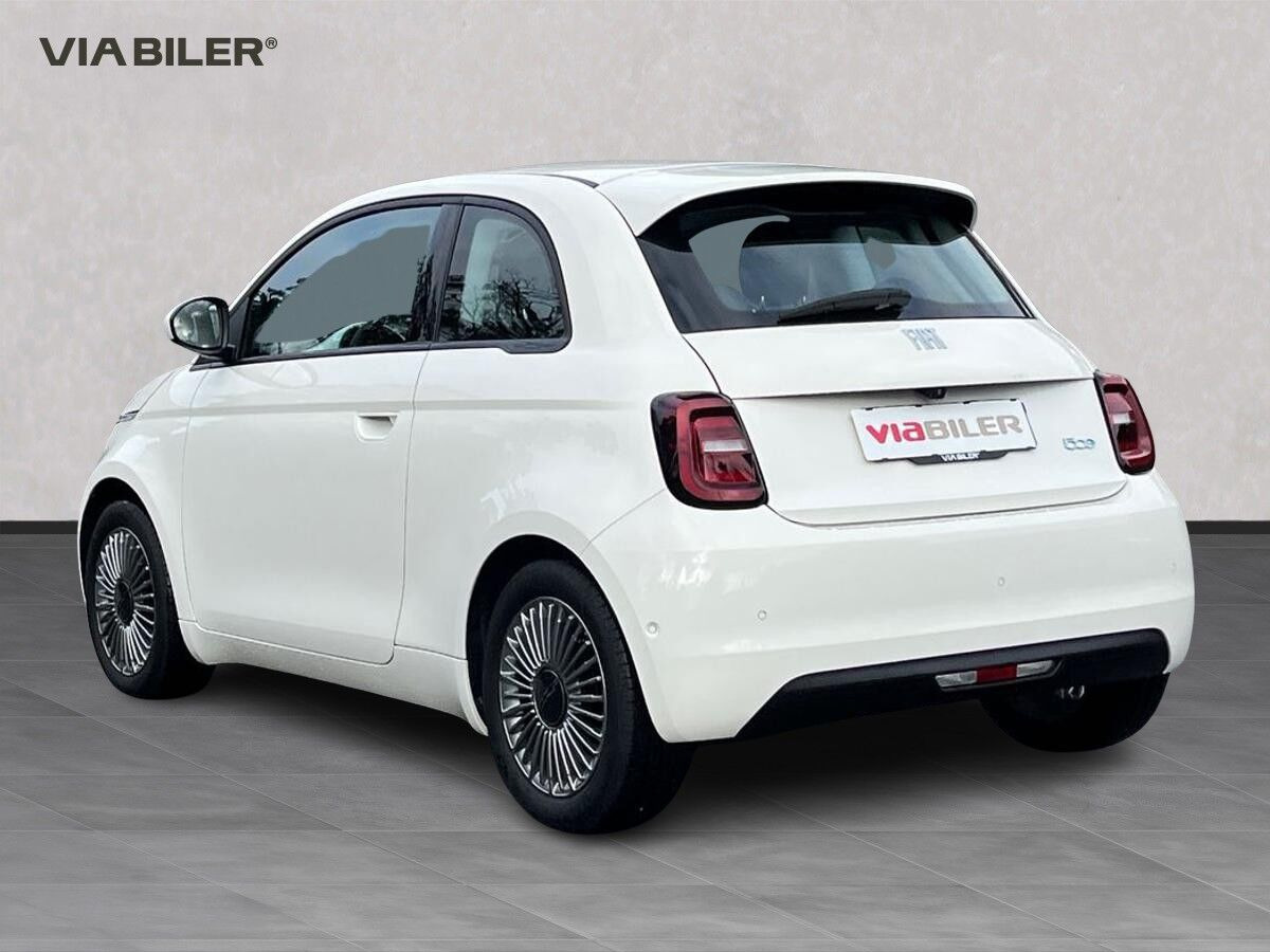 Hvid Fiat 500e fra 2024