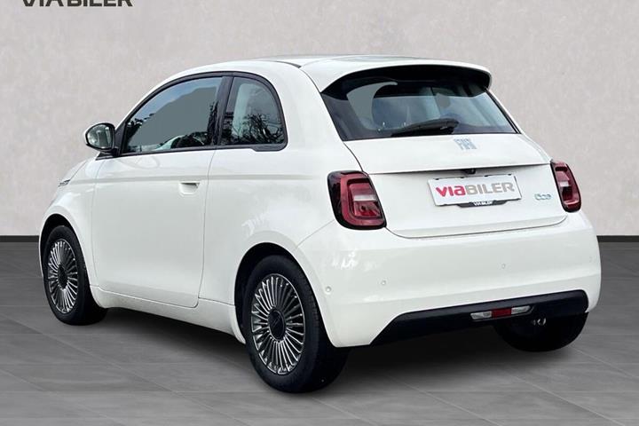 Hvid Fiat 500e fra 2024
